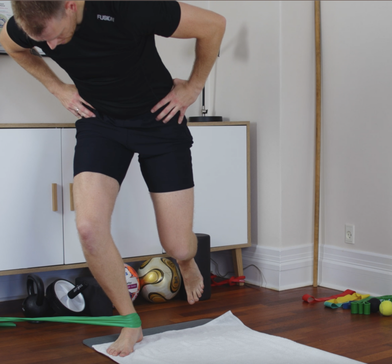 One leg squat medial ankle stability w. power band